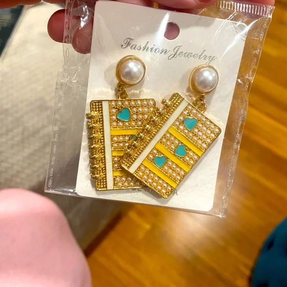 FIRST OFFER GETS IT 2 Pairs of Back to School Earrings - Picture 1 of 2